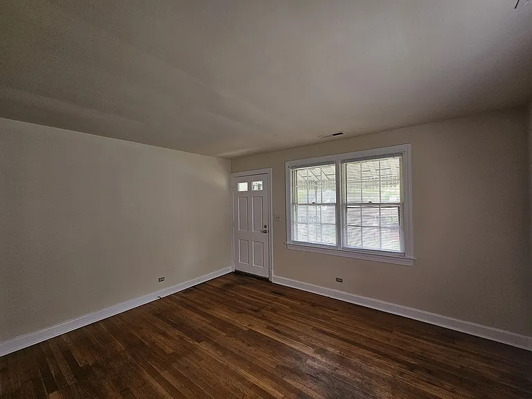 909 Rockland Ave — Photo 4