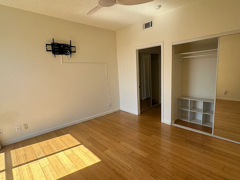 533 S Saint Andrews Pl #312 — Photo 24