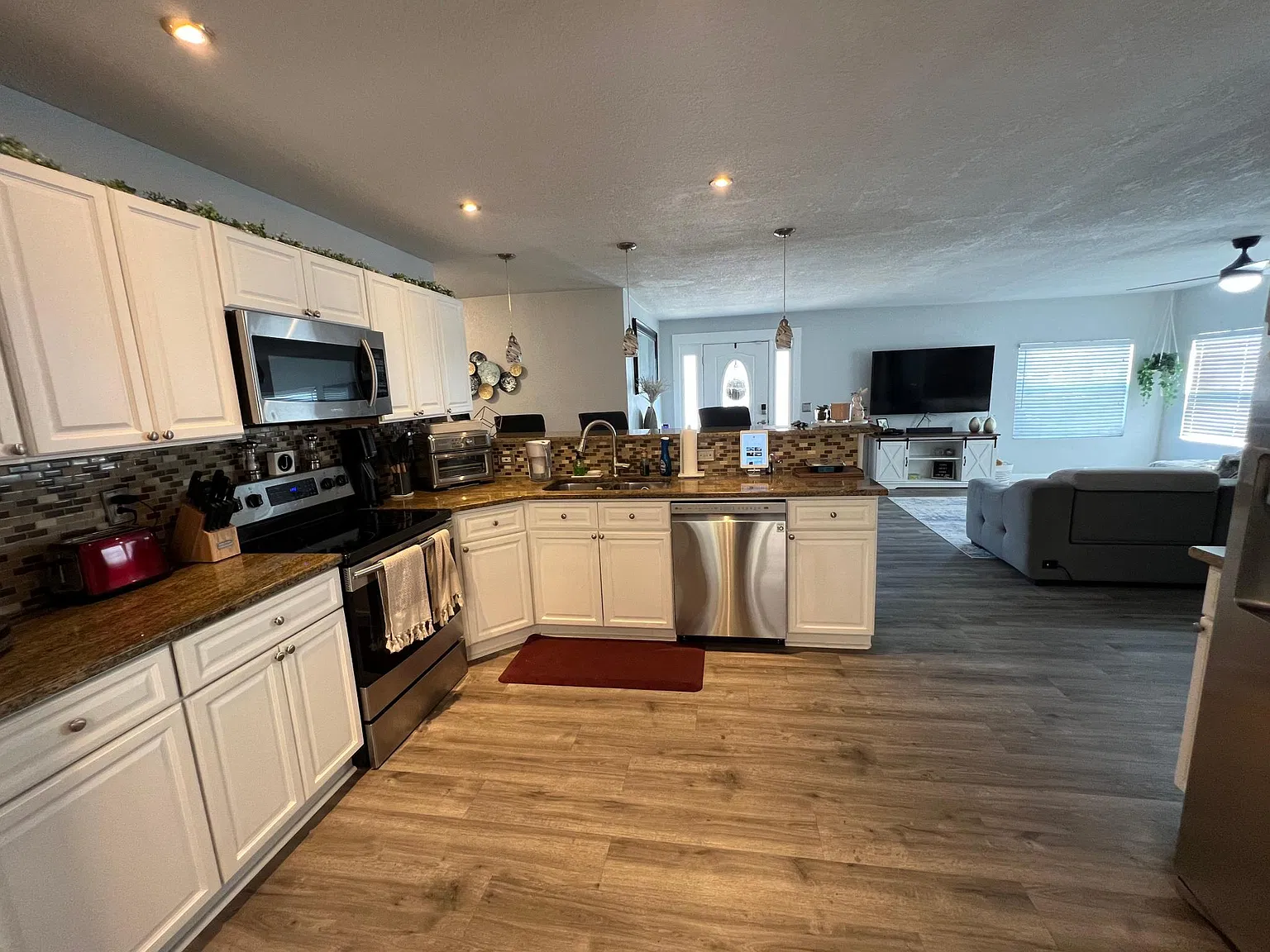 3 bed, 1618 sqft, $3,150 — Photo 3