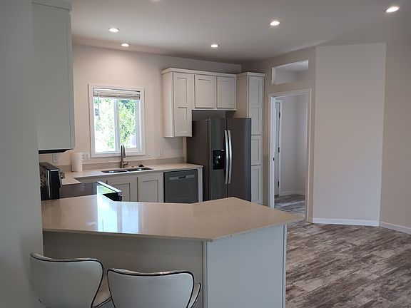 4th image of 10048 Pioneer Ave