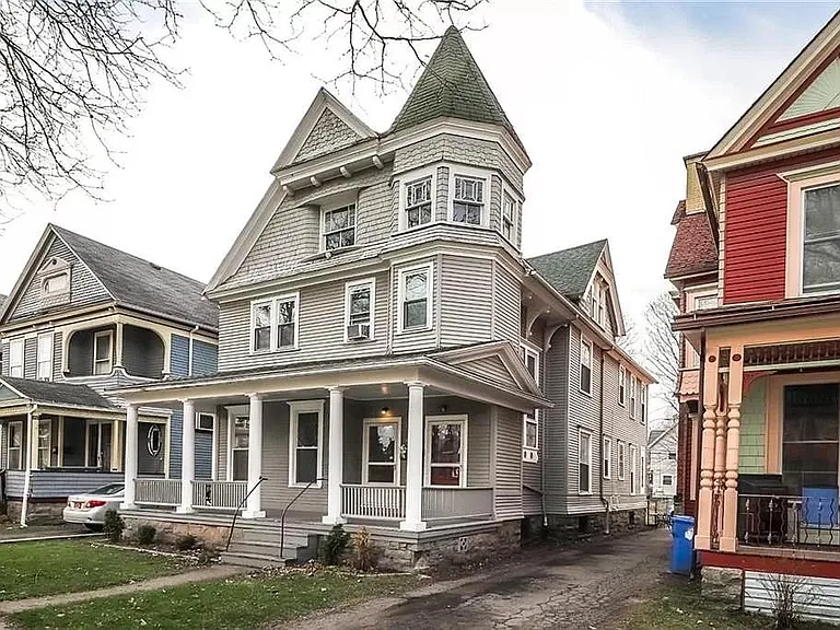 473 Alexander St — Photo 2