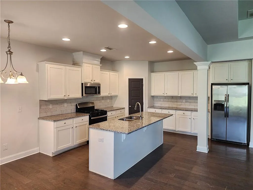 6 bed, 3.0 bath, 3045 sqft, $4,399 — Photo 4