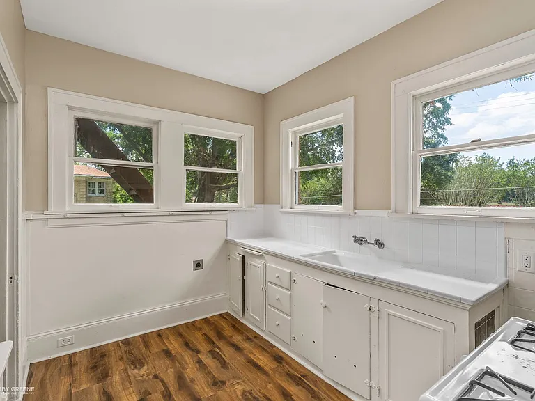 561 Forest Ave — Photo 10