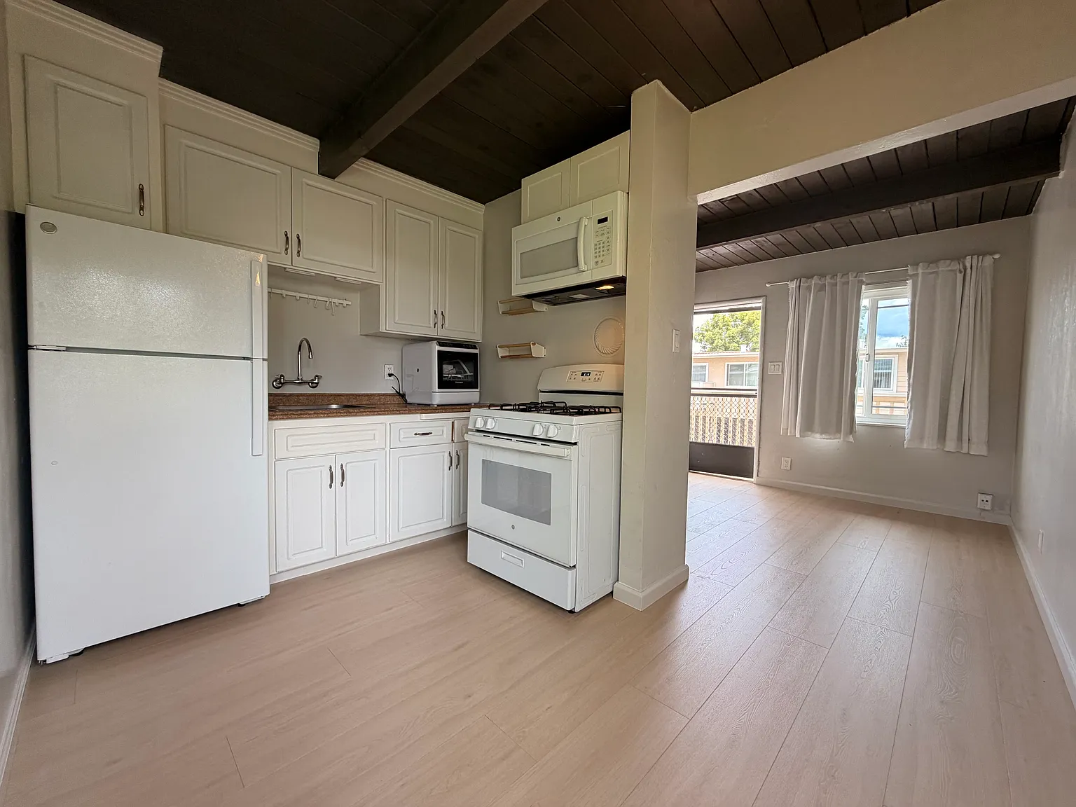1 bed, 350 sqft, $2,200 — Photo 1