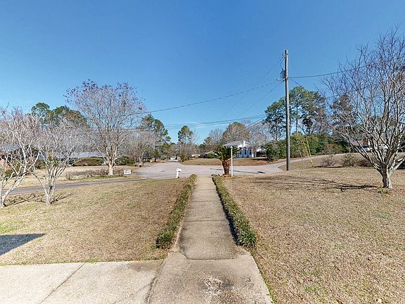3rd image of 110 Longleaf Dr