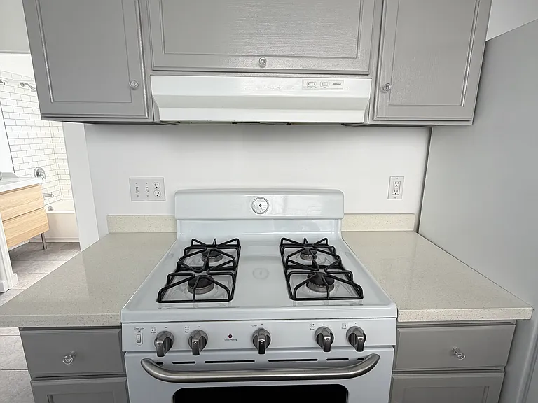 8416 1/2 Victoria Ave — Photo 14