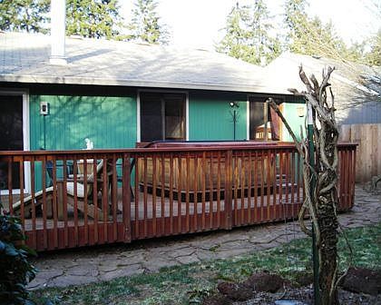 Deck w/incl'd Hot Tub