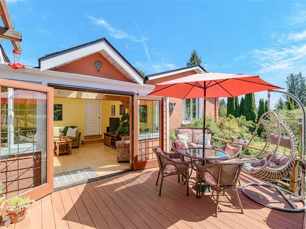 987 McBriar Ave, Saanich, BC V8X 3M3