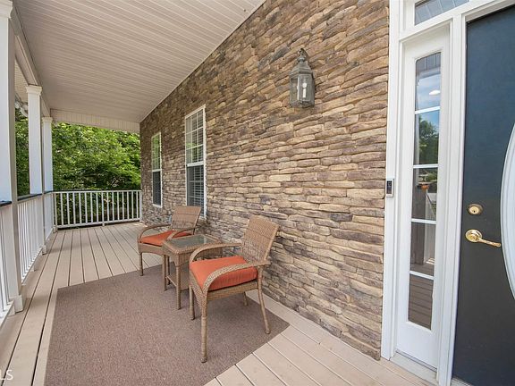 5th image of 105 Manor Dr