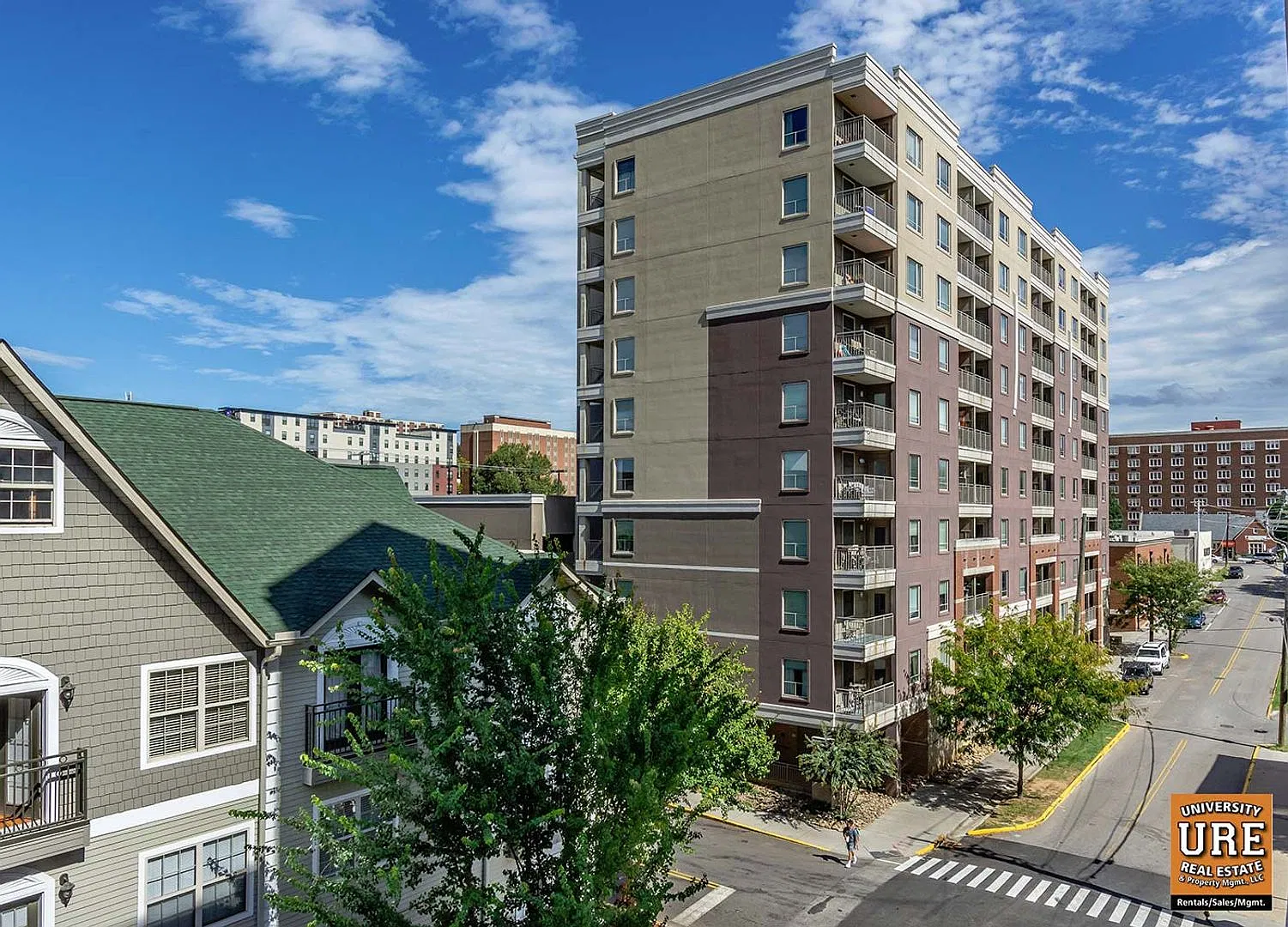 8th floor Lake Plaza unit - lease includes 3 parking spaces!! $4200/month - sign now, move in 8/1... — Photo 1