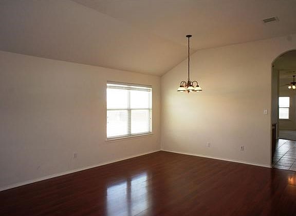 4th image of 164 Ashwood N