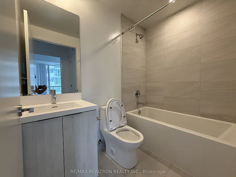 400 King St W #1917 — Photo 8