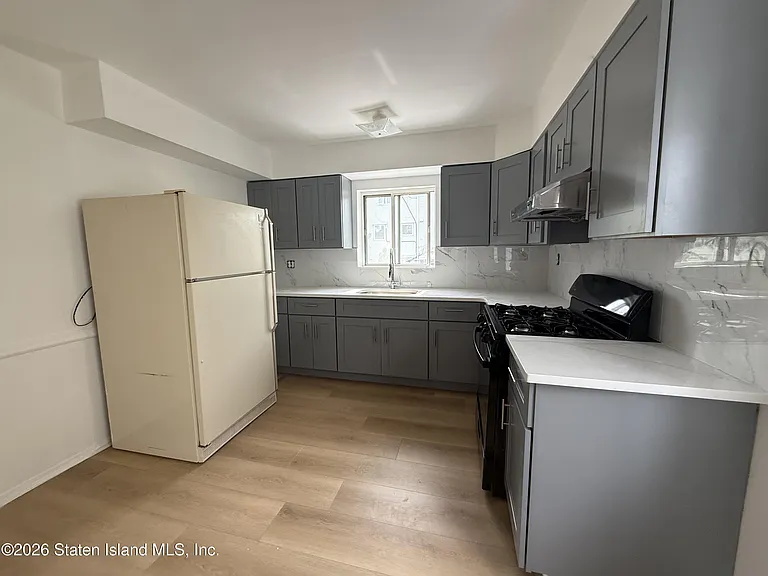 200 Sand Ln — Photo 5