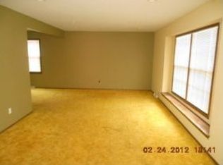 15340 W Kingsway Dr, New Berlin, WI 53151