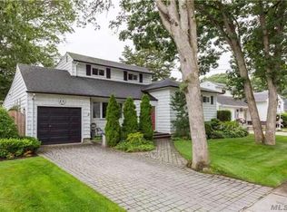 218 Willow St, Massapequa Park, NY 11762