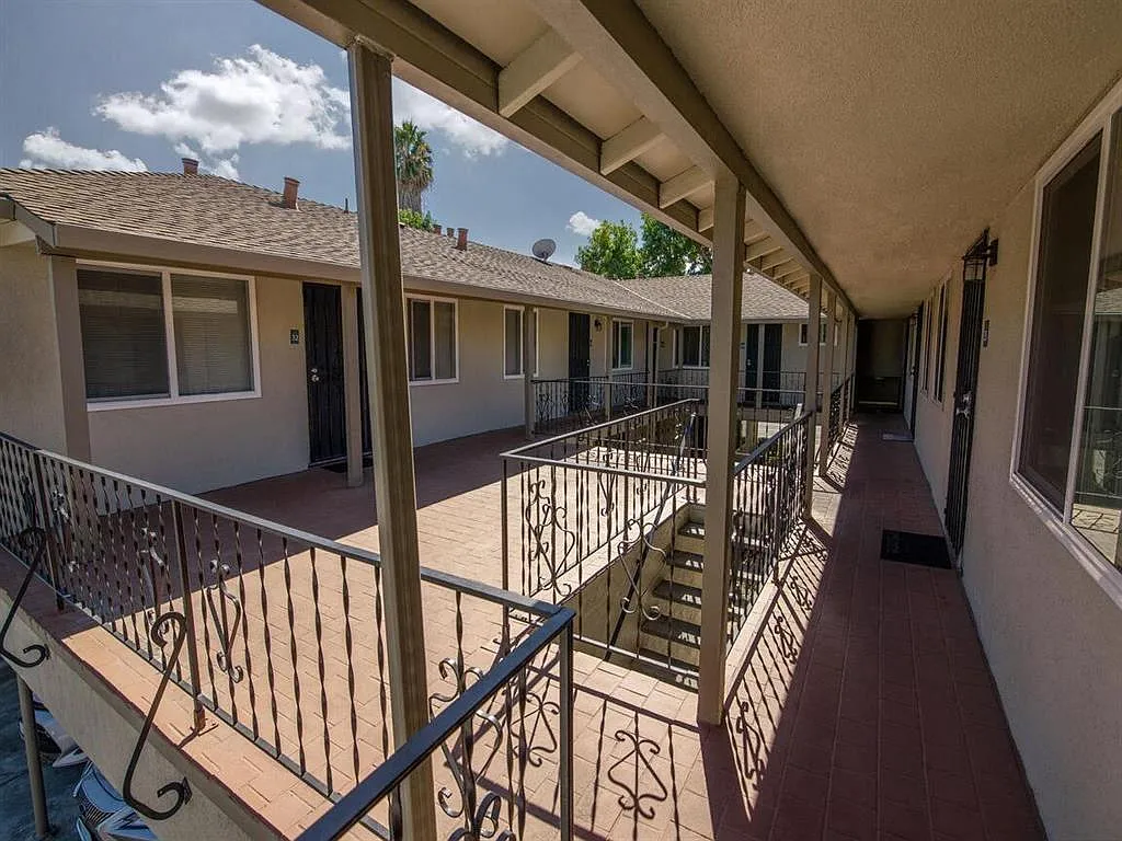 Hamilton Manor Apartments — Photo 2
