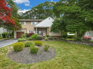 11 Arline Ln, East Islip, NY 11730
