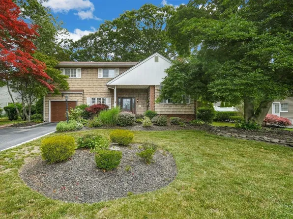11 Arline Lane, East Islip, NY 11730