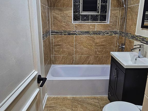 4th image of 12617 Greenwood Ave #2