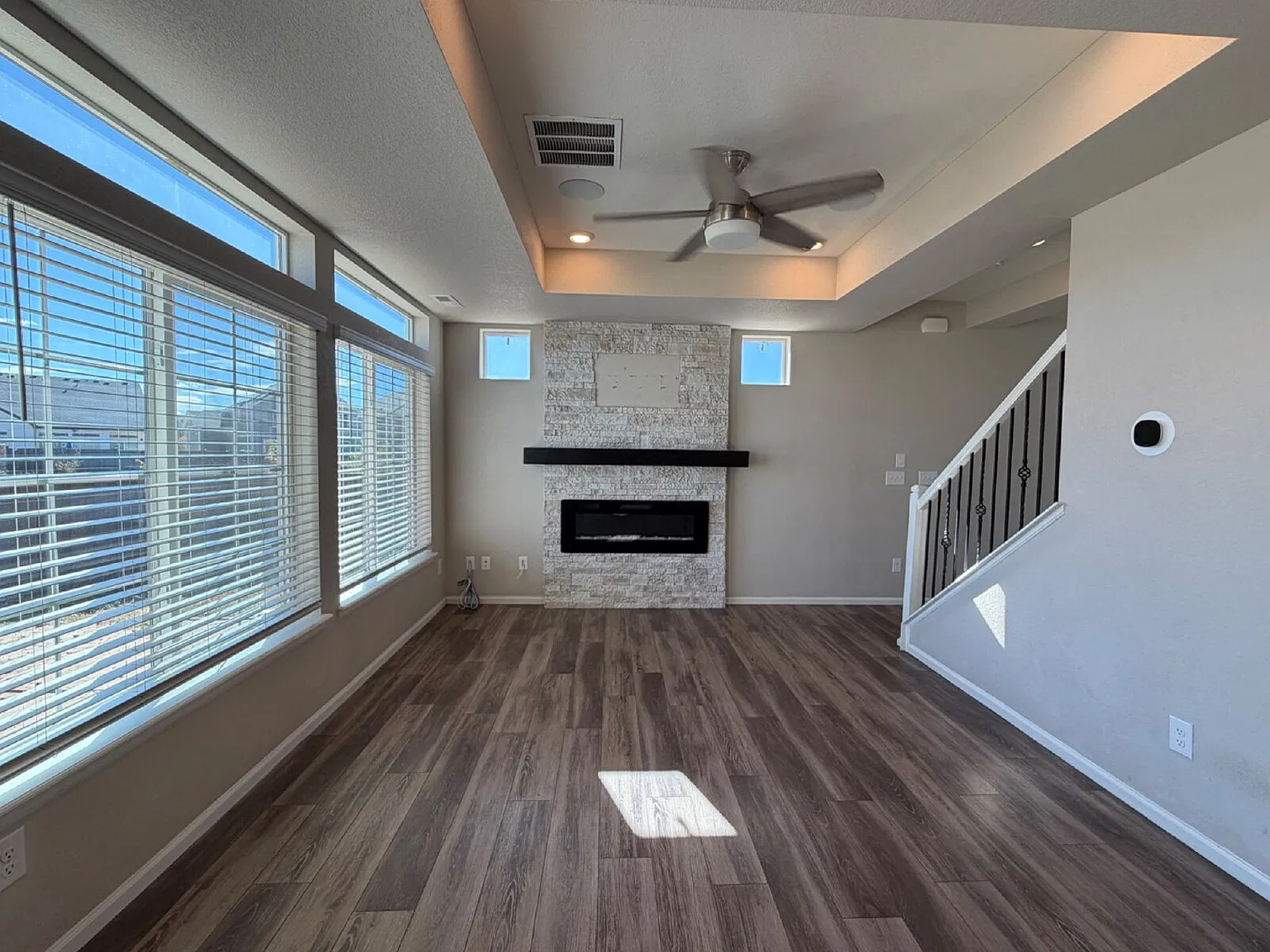 3 bed, 2.5 bath, 1940 sqft, $3,500 — Photo 2