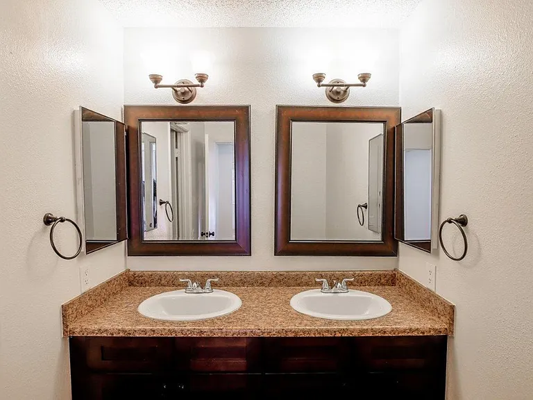 Peppertree Apartments — Photo 42