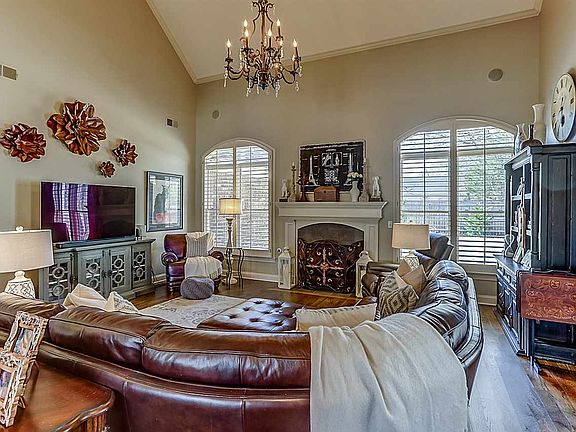 5th image of 455 Woodsedge Dr