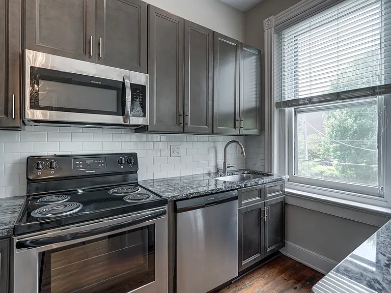 2406 E Clay St — Photo 12