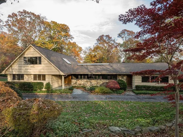 8 Giffard Way, Melville, NY 11747