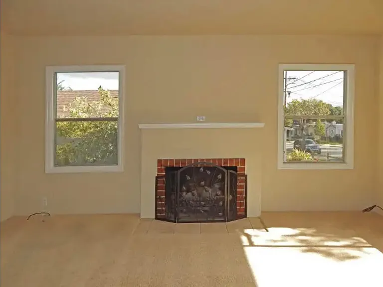 970 W Franklin St — Photo 4