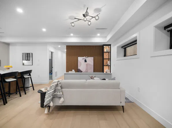 6879 Quebec St #3, Vancouver, BC V5X 3G3