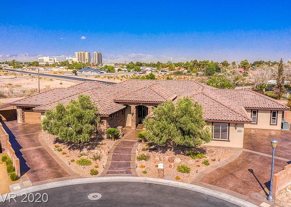 1st image of 210 Saint Elmo Cir