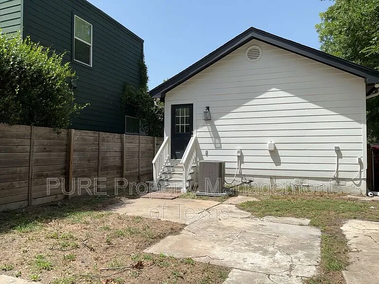 2517 E 4th St — Photo 22