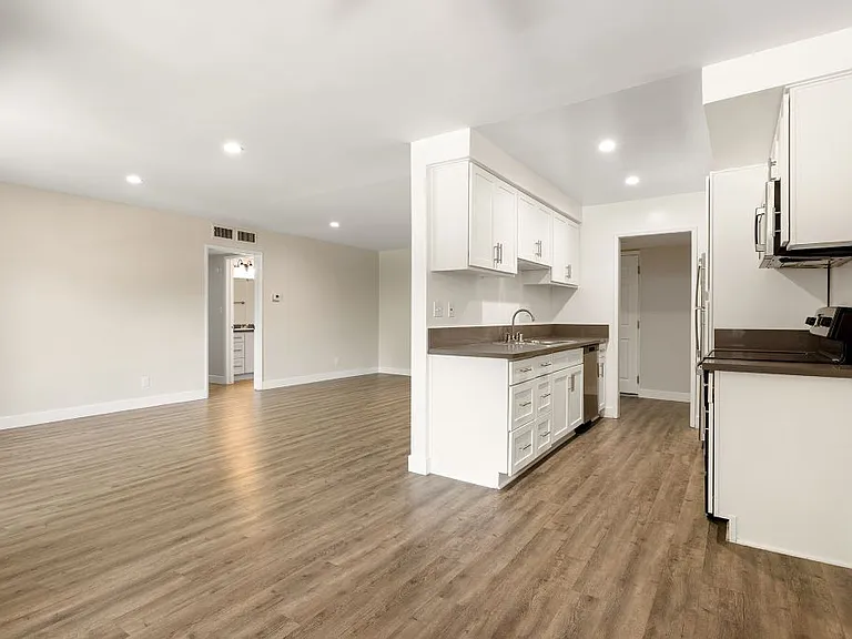Lombardi Apartments — Photo 35
