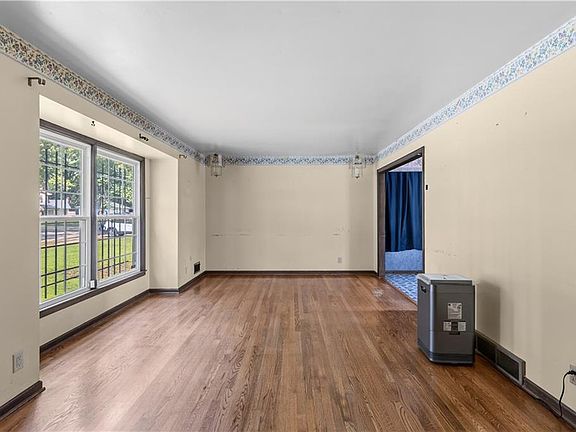 5th image of 10142 Bennington Ave