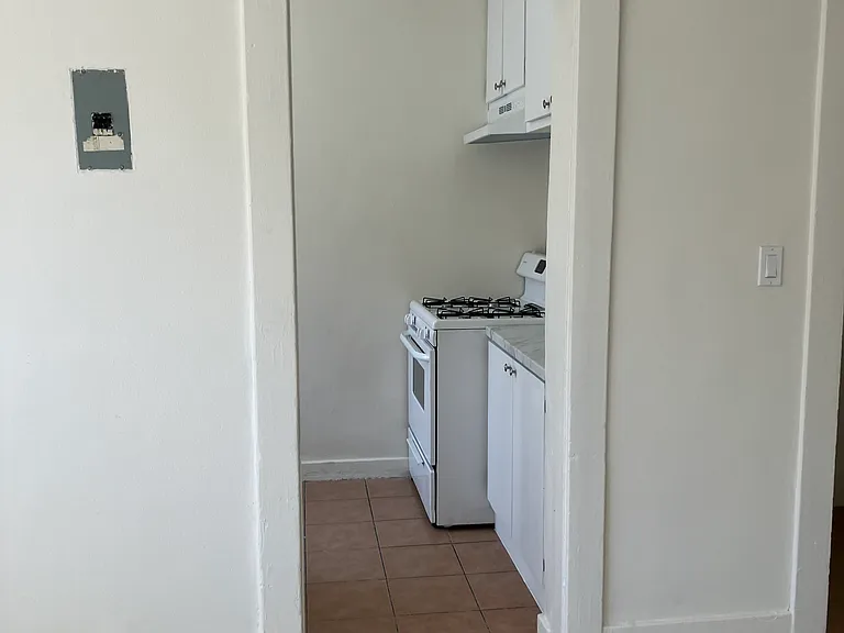218 Glendale Blvd #3 — Photo 8