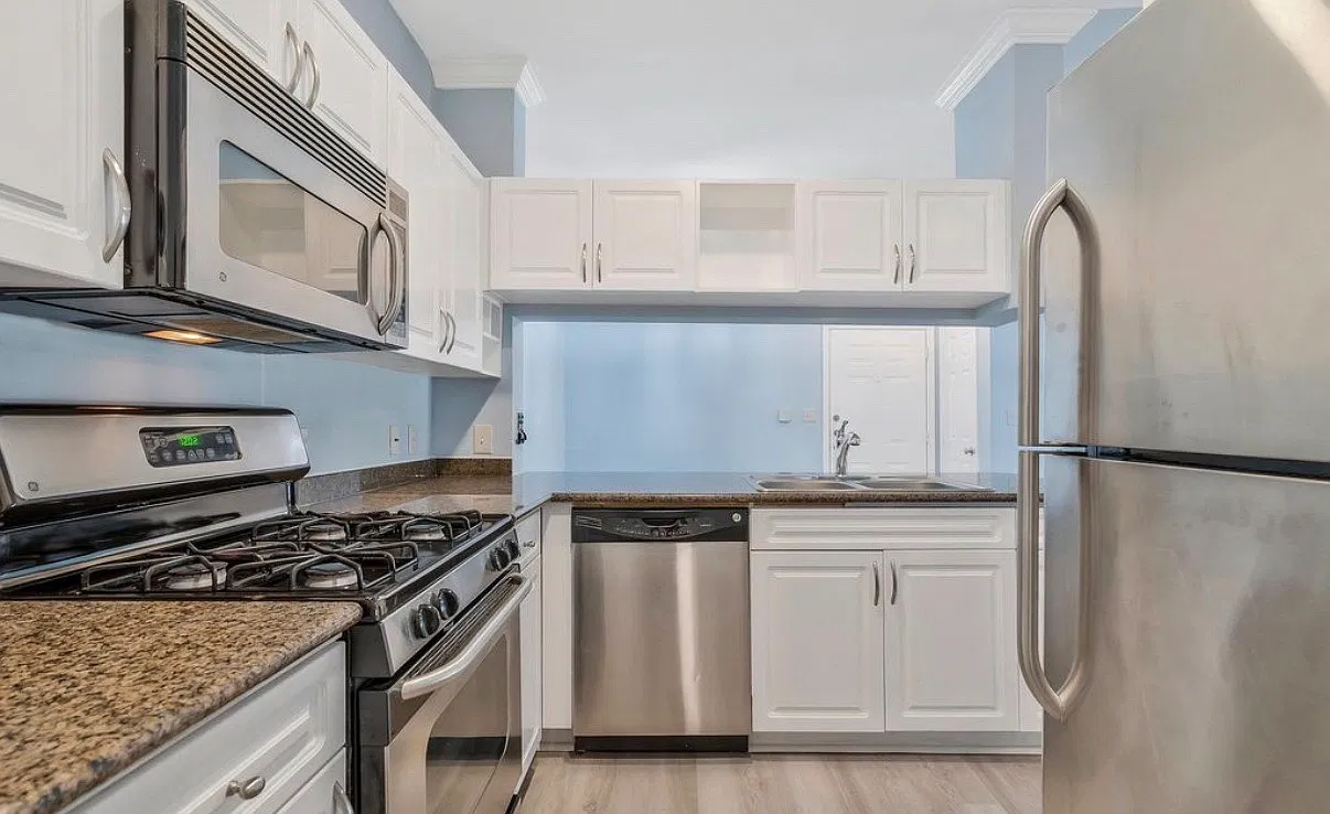 2 bed, 947 sqft, $2,400 — Photo 2