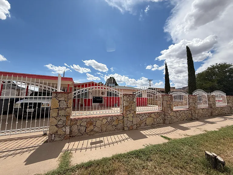 5012 Royal Dr — Photo 2