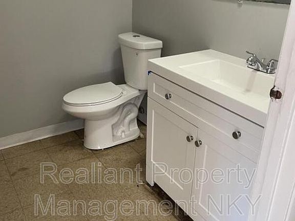 4th image of 517 Greenfield Ln Unit 2