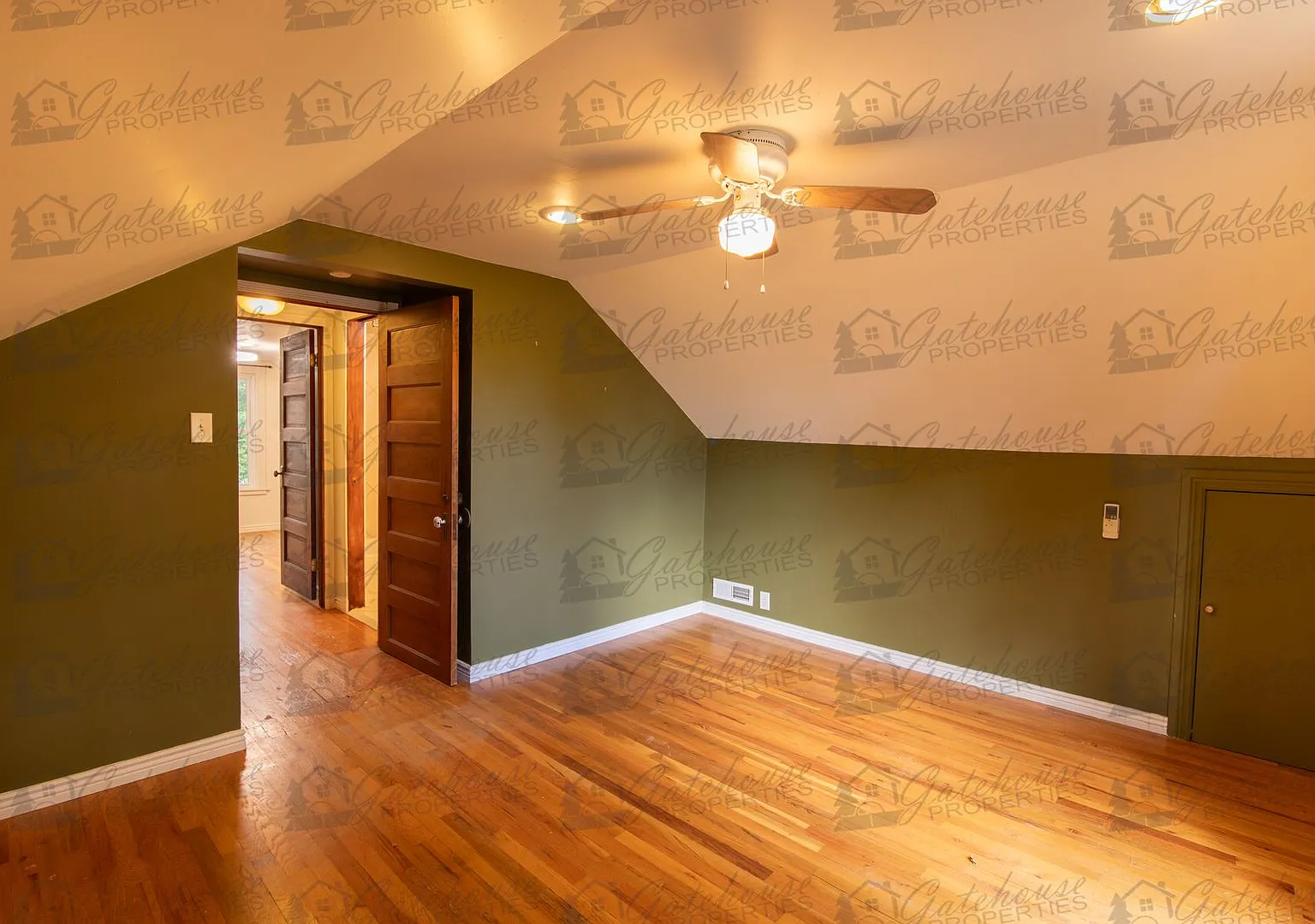 Spacious 3-Bedroom Englewood Home with Large Yard, Oversized Kitchen & 2-Car Garage — Photo 2