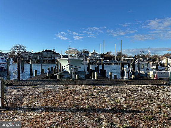 4th image of 201 Anglers Rd