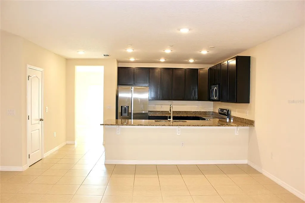 3 bed, 2.5 bath, 1762 sqft, $2,000 — Photo 2