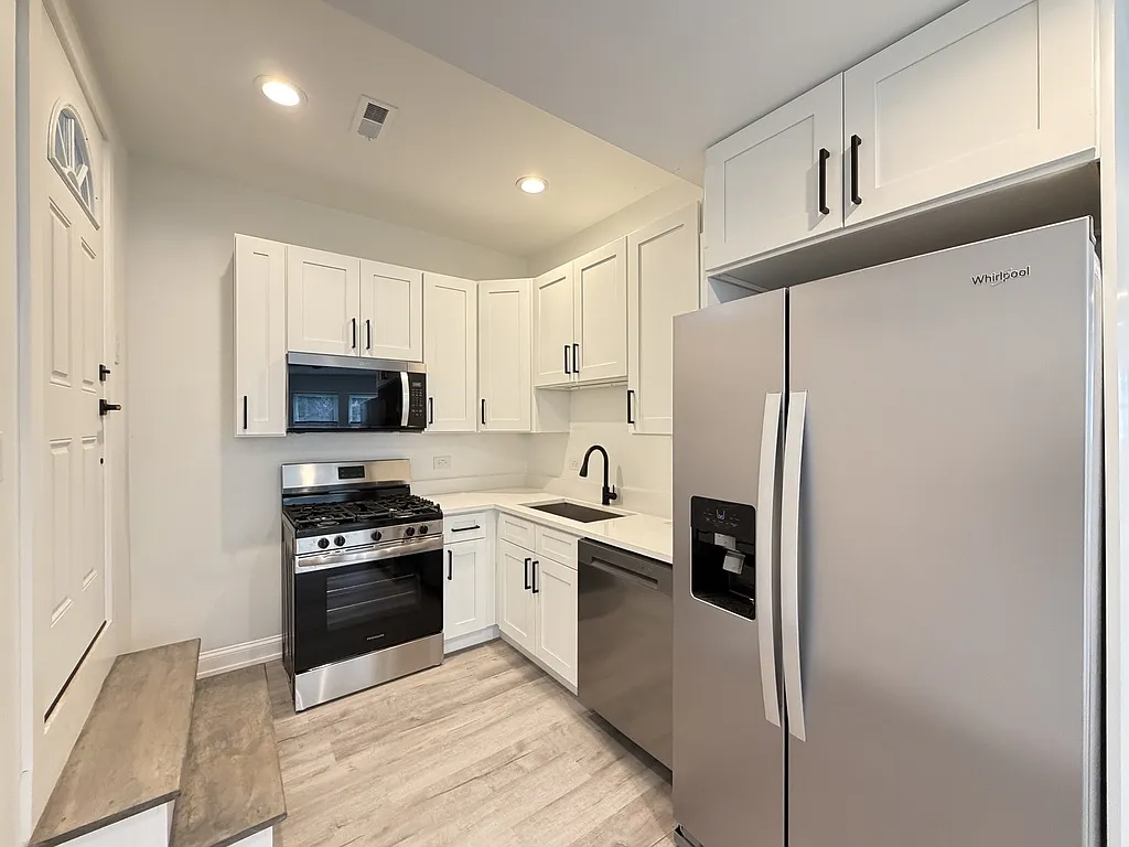 Attractive 2 Bed, 1 Bath at Kimball + Grace (Old Irving Park) — Photo 3