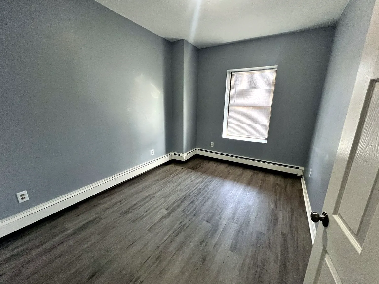 3 bed, 1.5 bath, 1200 sqft, $3,300 — Photo 4