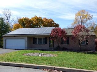 35 Edgewood Dr, Lititz, PA 17543