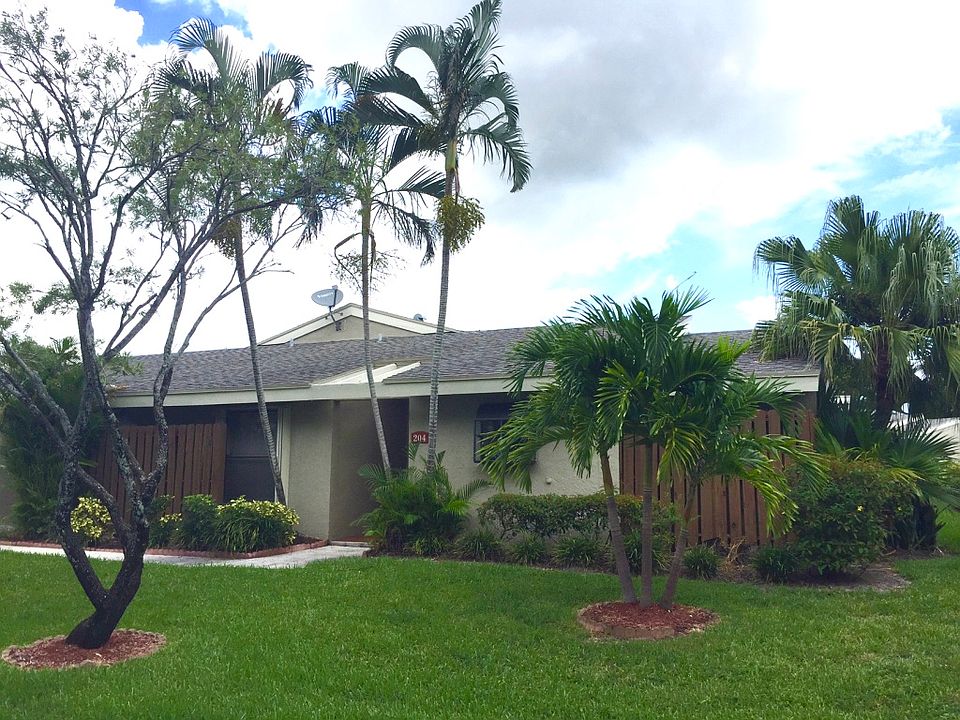 1st image of 204 Meadows Dr