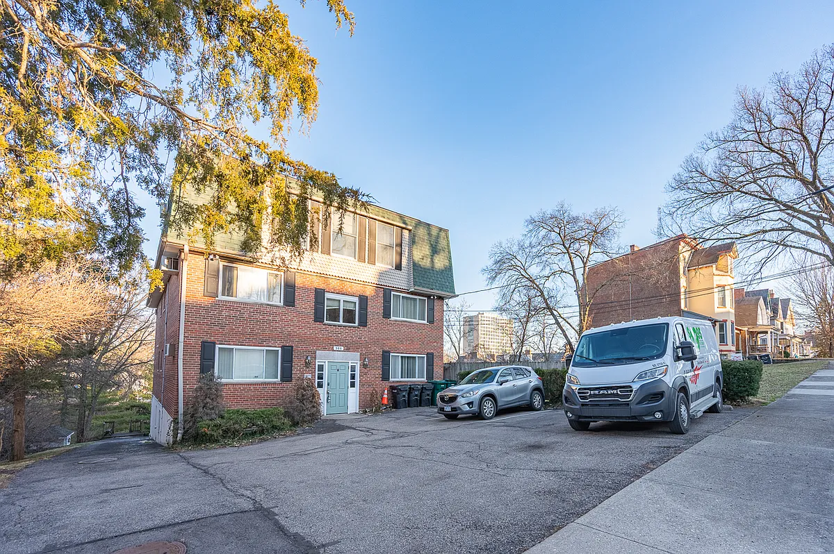 Building Photo - 944 Summit Ave #1