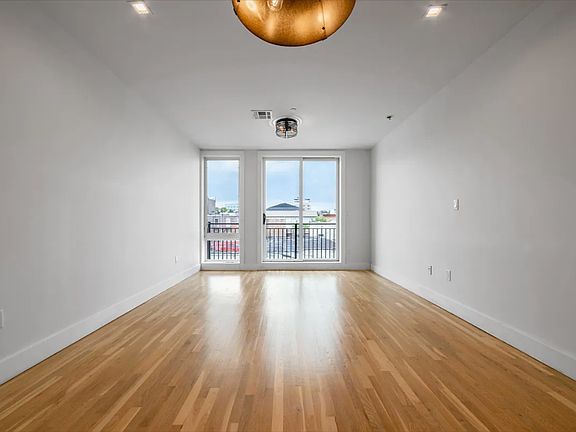 3rd image of 153 Erasmus St #2E