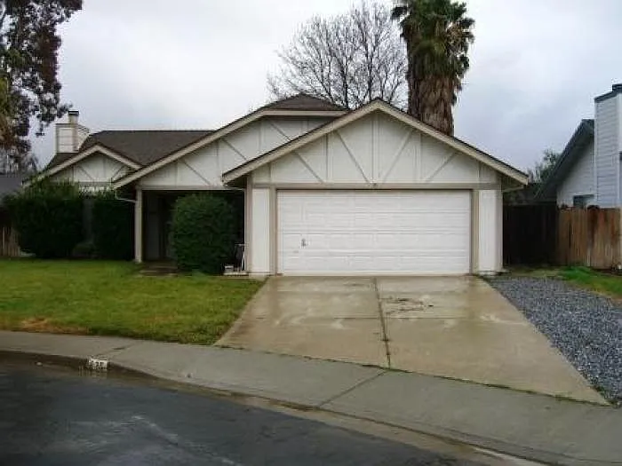 525 Amanda Ct photo 1