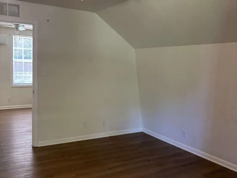 1005 Ross Ln — Photo 5