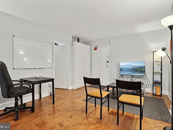 4th image of 940 25th St NW #104